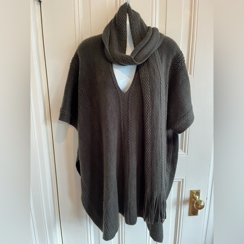 LOOK BY M NEW YORK Hunter Green V Neck Poncho with Scarf w- Tassles NWOT 1 Size